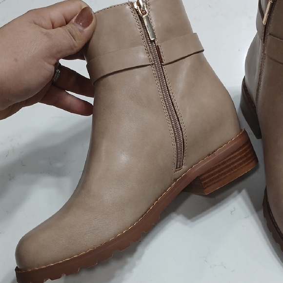 Women's Tan Ankle Boots, Crown & Ivy, New With Out Tags Or Box, Sz 8.5 - Picture 4 of 8